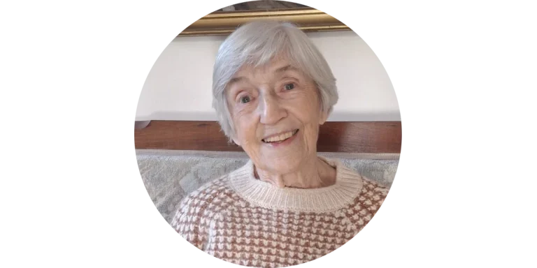 Zufriedene Kundin von Mia Oppermann – Seniorenassistenz mit Herz Ältere Frau mit grauen Haaren und warmem Lächeln – Kundin von Mia Oppermann, Seniorenassistenz